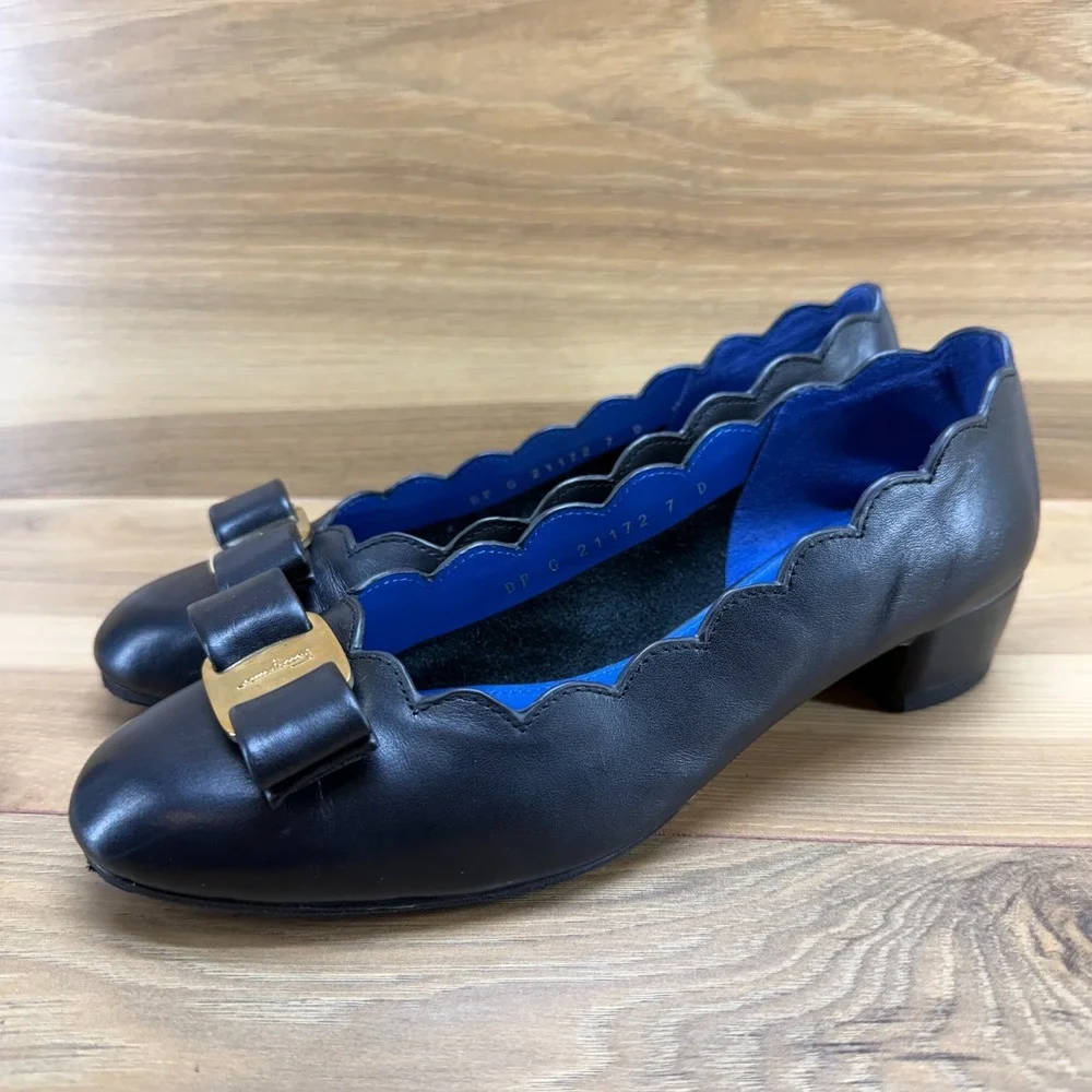 Salvatore Ferragamo Vara‎ Shell Pumps 7 D Black Leather Scalloped Low Heel